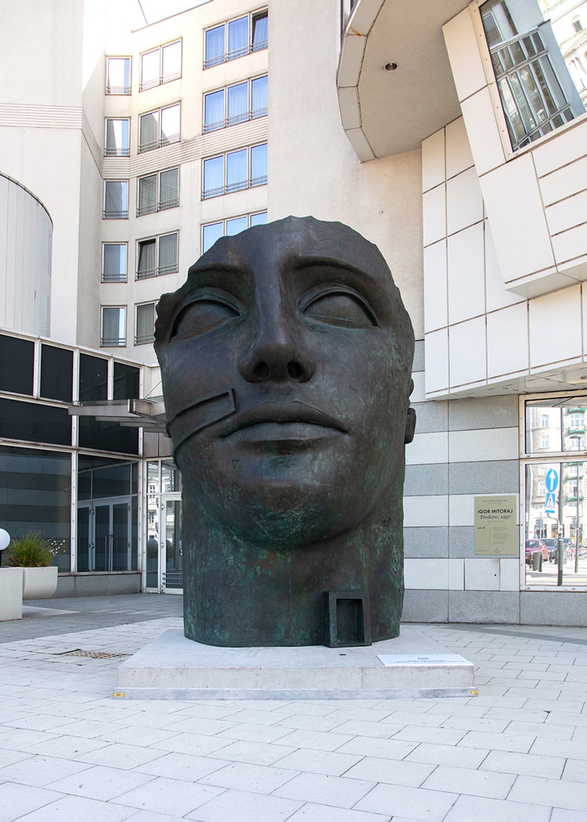 Monumentalny Mitoraj, czyli szansa biznesu na dialog z miastem i jego obywatelami [FELIETON]