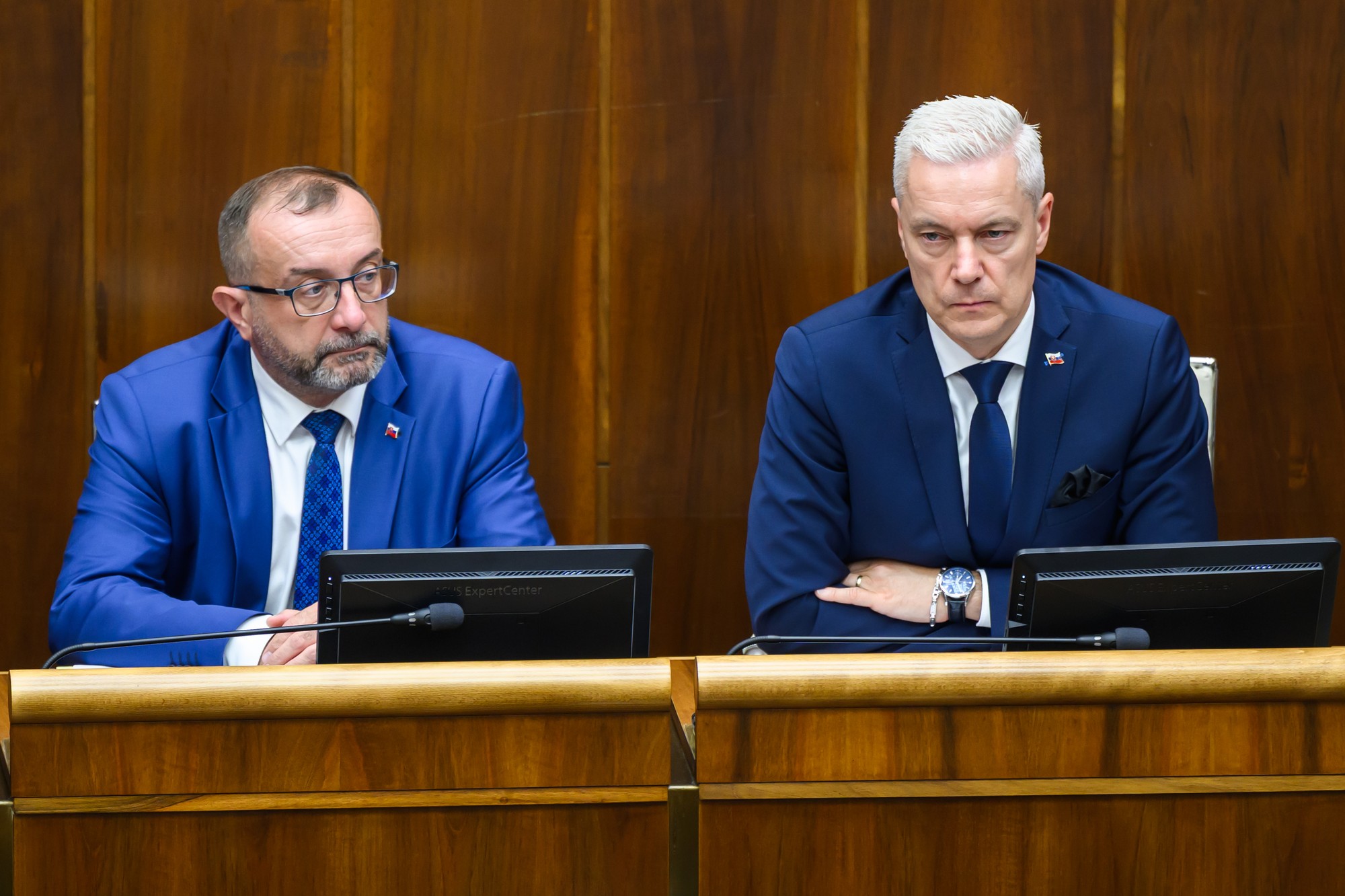 Koaliční poslanci zľava Róbert Puci a Ján Ferenčák (obaja Hlas-SD).