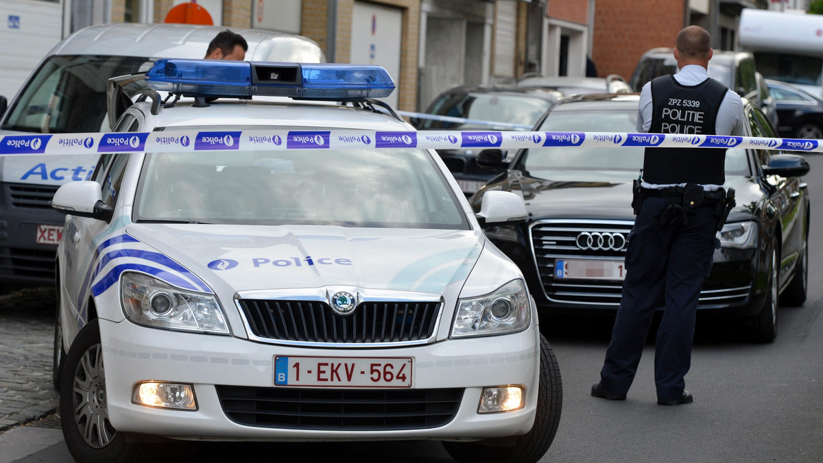 Belgijska policja zatrzymała jedną podejrzaną osobę i poszukuje drugiej w związku ze strzelaniną, do której doszło w Muzeum Żydowskim w Brukseli. Oburzenie atakiem, w którym zginęły cztery osoby, wyraziły władze Belgii, społeczność żydowska i Izrael.