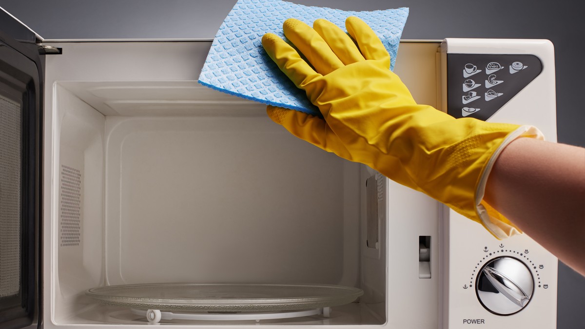 Trik kako očistiti mikrotalasnu: Za nekoliko minuta zablistaće i spolja i unutra