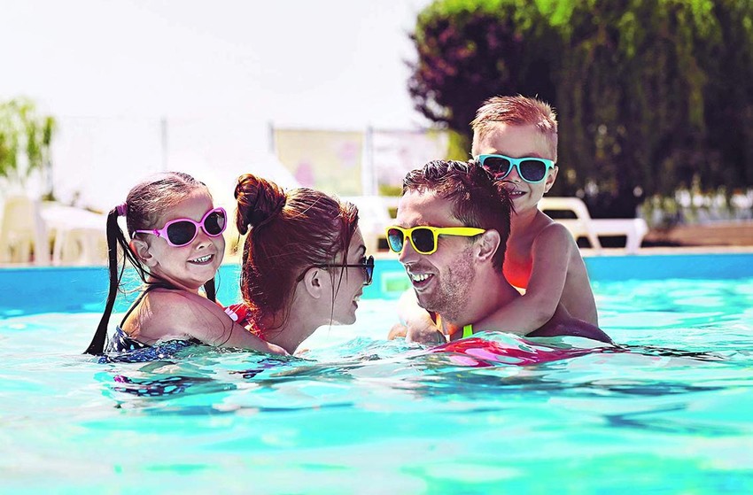 bazen kupanje porodica