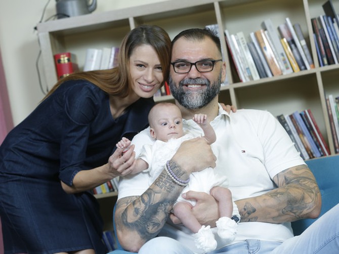 Ivana Pjevčević i Ratko Varda sa ćerkicom Milicom, malim borcem, 2018. u našoj redakciji