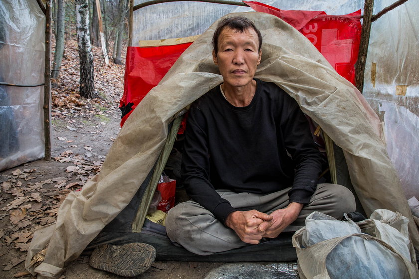 Koreańczyk koczuje pod Krakowem. "Żyję w lesie, bo chcę"