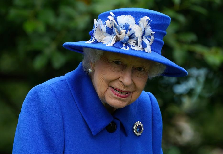 Erzsébet királynő szobrát ledöntötte a tömeg /fotó: Northfoto