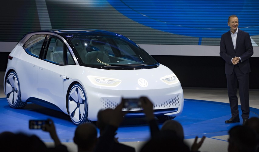 Zmagający się ze skandalem dotyczącym manipulacji emisjami spalin Volkswagen zaprezentował w Paryżu samochód koncepcyjny, który niedługo ma być gotowy do masowej produkcji - I.D. Zdaniem niemieckiego koncernu pojazd będzie mieć zasięg 400-600 km.<br><br>France Paris Motor Show - koncept Volkswagena I.D