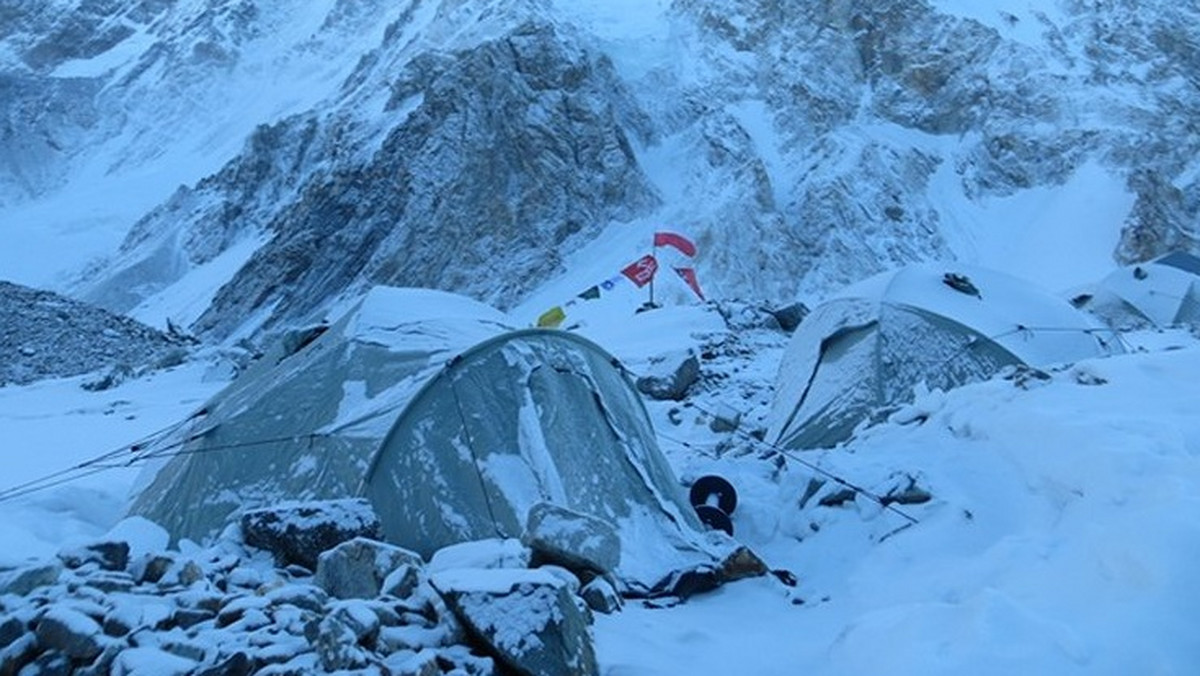 Pakistańczycy Amin Ullah i Shaheen Baig wyszli z bazy (4900 m) w kierunku obozu trzeciego (7000 m) na poszukiwania zaginionych zdobywców Broad Peak, Tomasza Kowalskiego i Macieja Berbeki - poinformował Artur Hajzer.