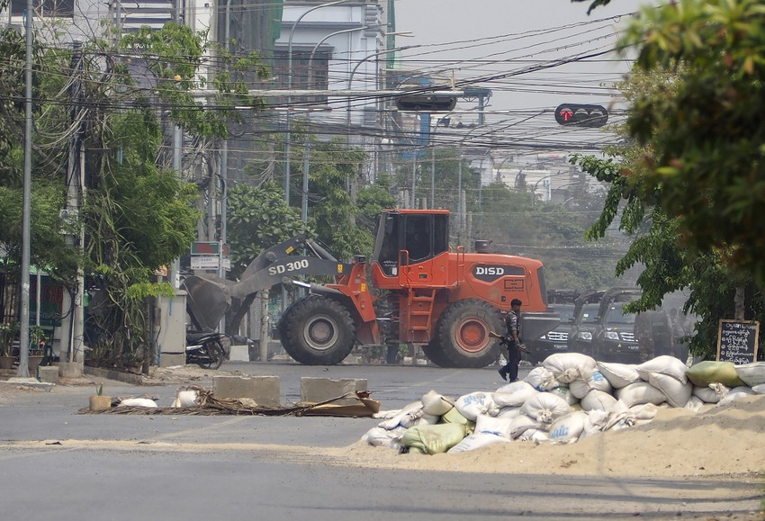 Uklanjanje demonstrantskih barikada u Mandalaju