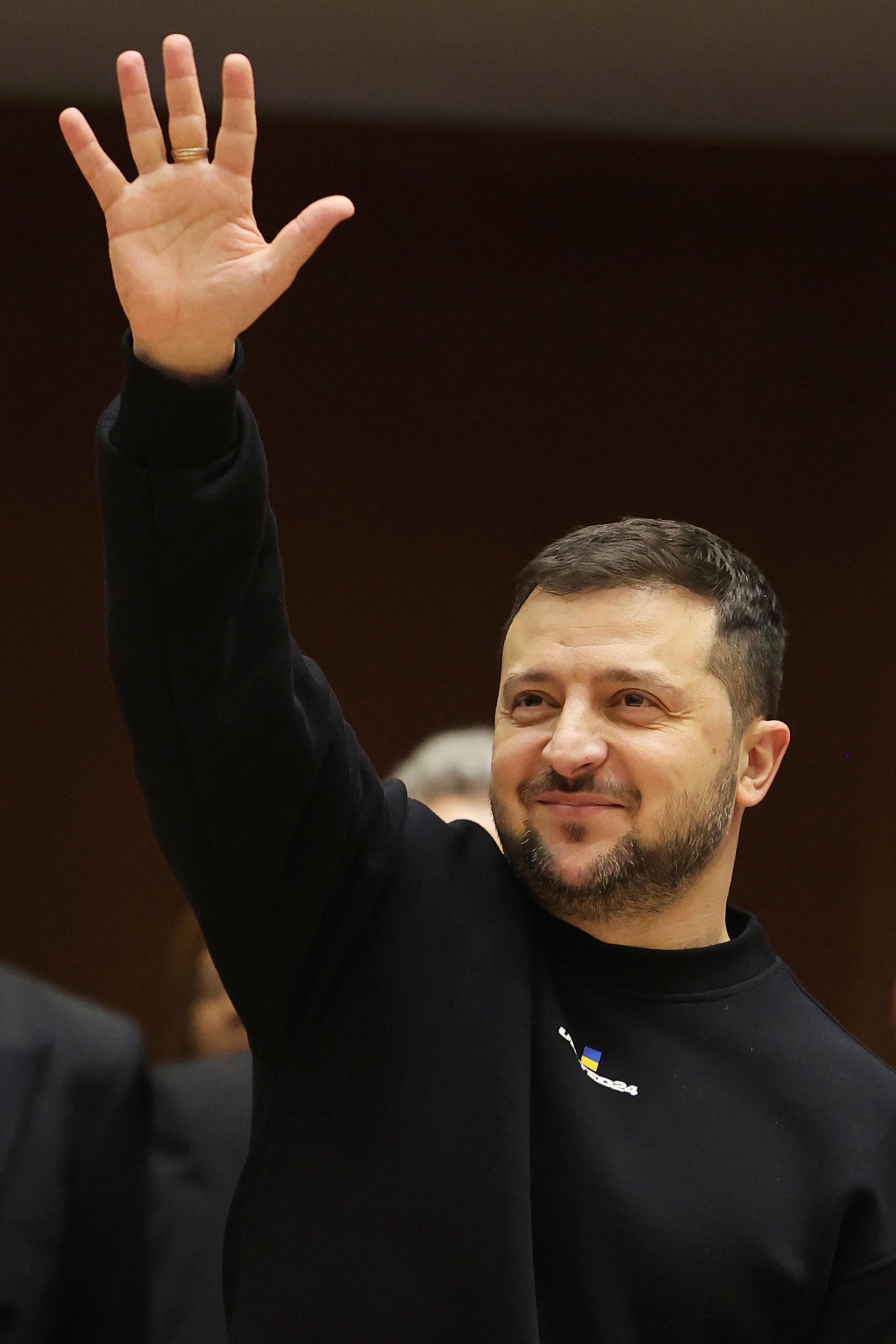 Ukrajinský prezident Volodymyr Zelenskyj sa usmieva po jeho prejave na plenárnom zasadnutí Európskeho parlamentu v Bruseli 9. februára 2023 v rámci summitu EÚ.