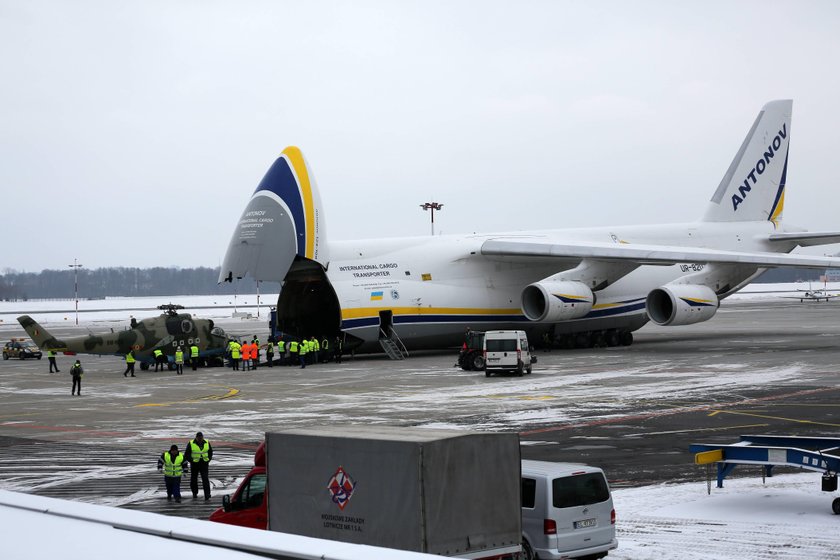 Antonow AN124 Rusłan na lotnisku Lublinek w Łodzi po helikopter z WZL