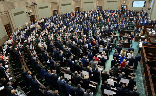 Rośnie poparcie dla PiS i PO, spada dla Nowoczesnej. NAJNOWSZY SONDAŻ CBOS