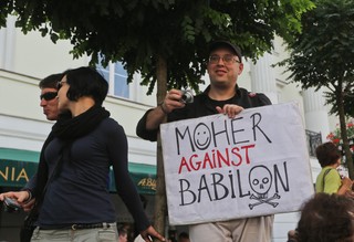 Moherowe berety wyrównują rachunki, czyli czemu 'inni' głosują na PiS [WYWIAD]