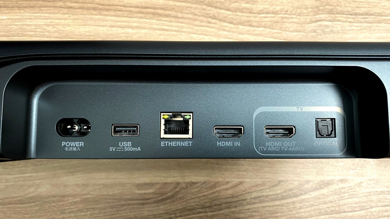 Większość soundbarów można podłączyć do telewizora przez złącze HDMI. Dodatkowe wejście, jak u JBL, to wyjątek w przypadku niedrogich modeli
