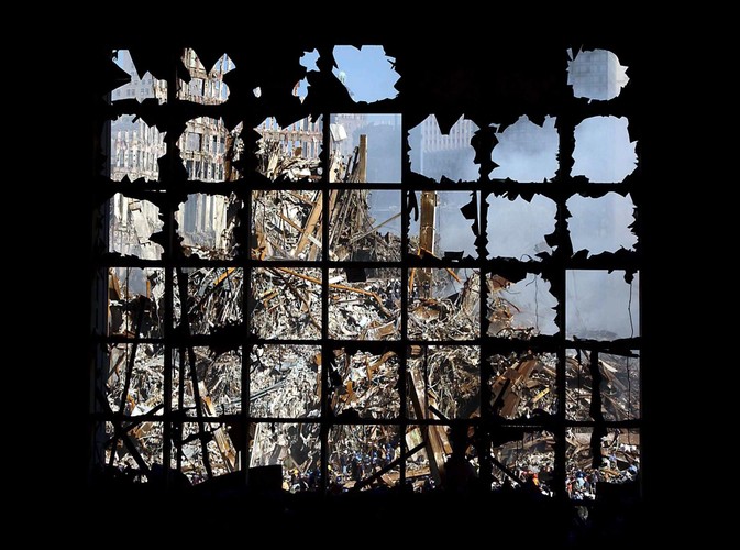 Okno jednej z nowojorskich wież WTC, zniszczonych podczas ataków terrorystycznych z 11 września 2001