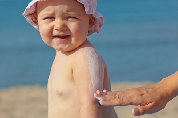 Krema za sunčanje za bebe: Od kog uzrasta je bezbedna i 5 pravila za izbor najbolje zaštite