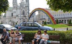 'Tęcza wraca i będzie dzielić Polaków'. Warszawski symbol LGBT znów rozpala emocje