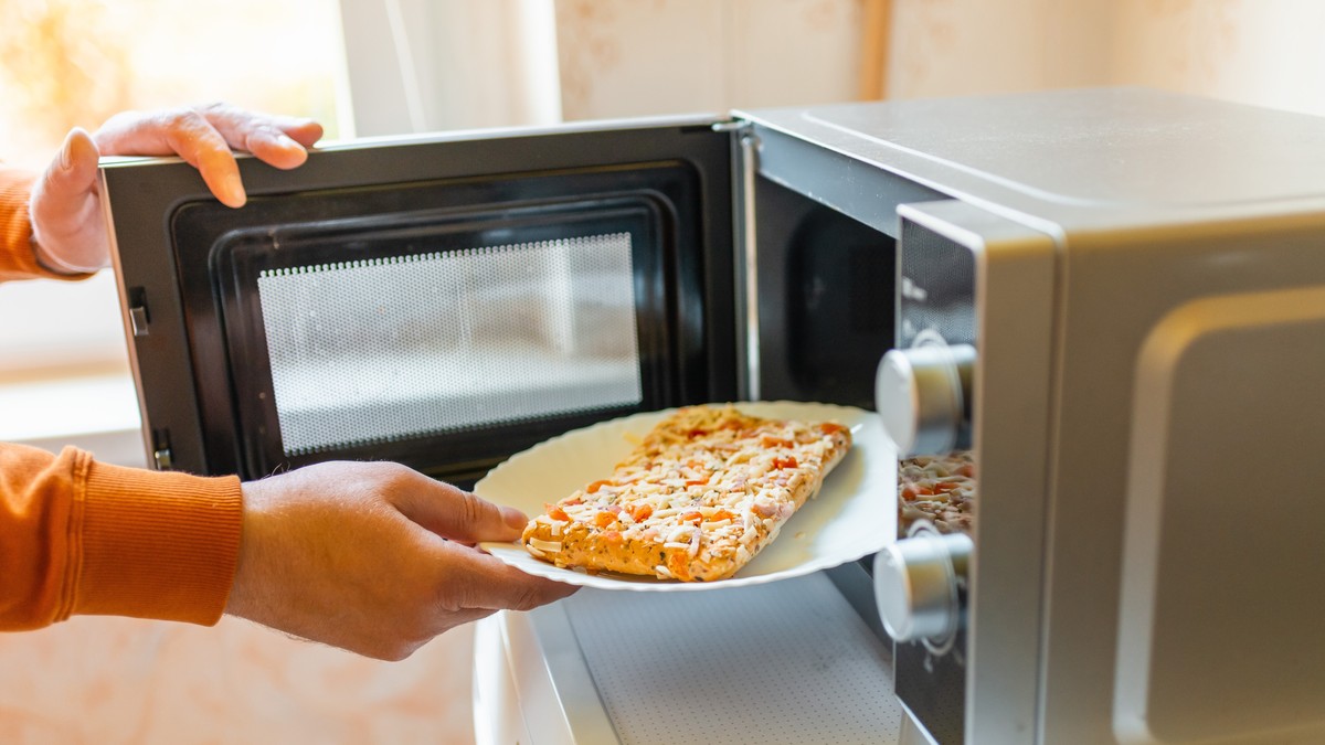 Mikrotalasna odlazi u istoriju: Ovo je novi način zagrevanja hrane u 2026. godini!
