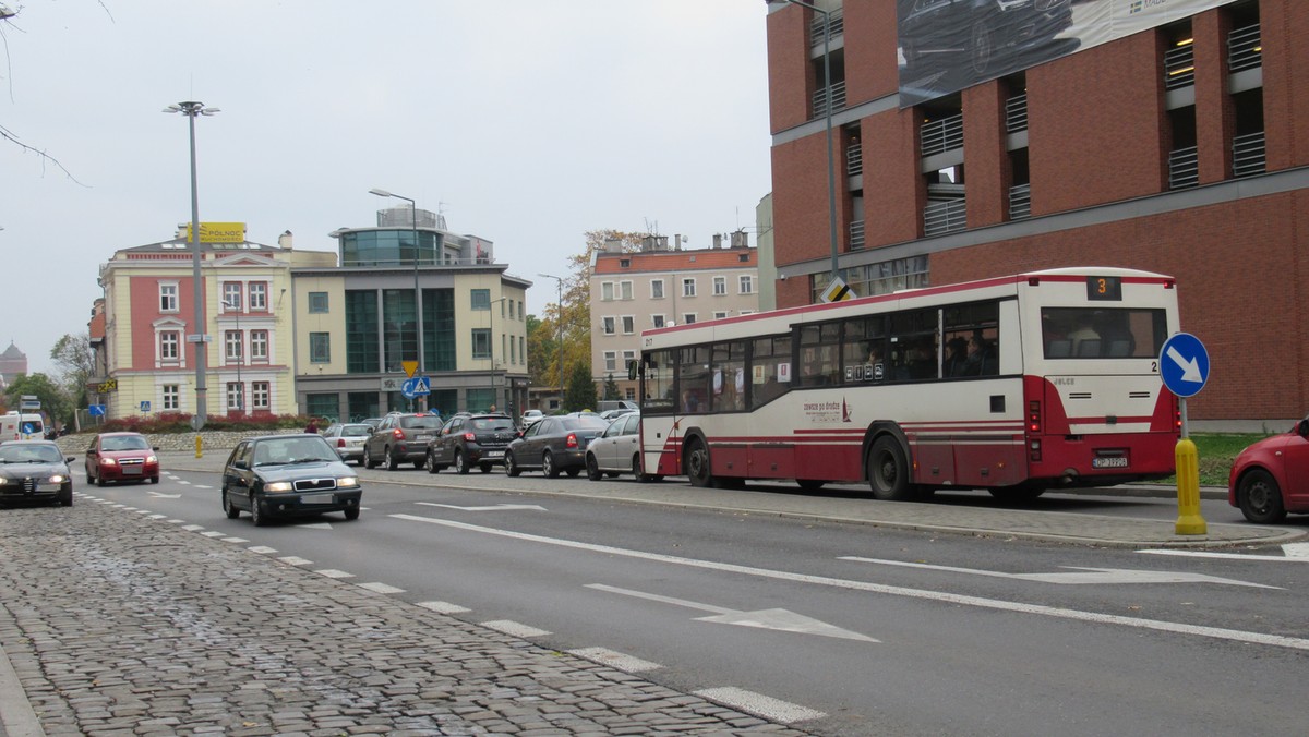 Koalicja dla Czystego Powietrza w Opolu napisała do prezydenta miasta, by jutrzejszego dnia autobusy miejskie jeździły za darmo. Uważają, że dzięki temu odciąży się ruch, a do atmosfery dostanie się mniej szkodliwych związków. Władze miasta jednak nie planują wprowadzać bezpłatnej komunikacji, ale przypominają, że na czas świąteczny wprowadzono więcej kursów i dodatkowe linie.