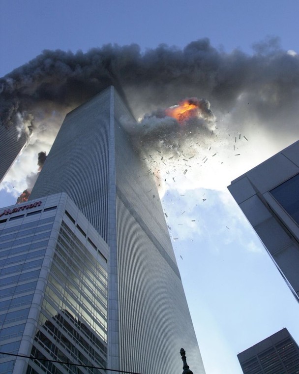 Drugi samolot wlatuje w jedną z wież World Trade Center 11 września 2001 r.