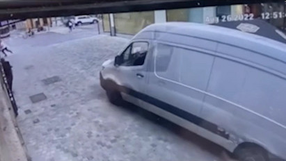 Óriási sebességgel rongyolt egy brüsszeli kávézó teraszába egy furgon, a sofőr elmenekült a helyszínről – videó
