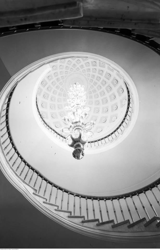 Wnętrza Pałacu Kultury i Nauki w Warszawie. Klatka schodowa z żyrandolem. Widok z dołu do góry (1961 r.)