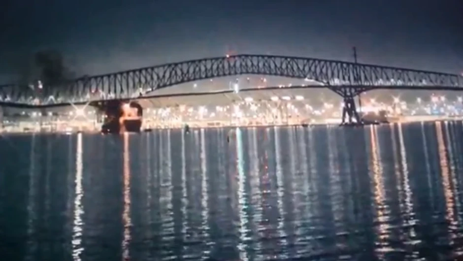 Trenutak kada brod udara u most