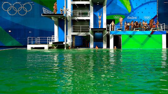 Rio 2016 - woda w basenie zmieniła kolor na zielony