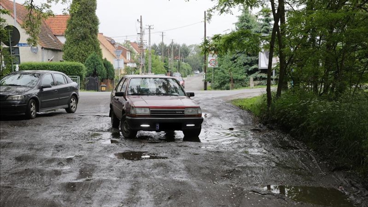 Dziury, błoto i wertepy - tak wygląda ulica Jajczarska w Leśnicy, którą codziennie przejeżdżają tysiące wrocławian. Są oni skazani na korzystanie z tej drogi, bo od tygodni zamknięty jest przejazd kolejowy na ul. Trzmielowickiej. Jedyną alternatywą jest objazd. Tyle, że wtedy trzeba nadłożyć kilometrów - informuje Fakt.pl.