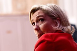 Burza we Francji. Macron oskarżony przez Le Pen o 'administracyjny zamach stanu'