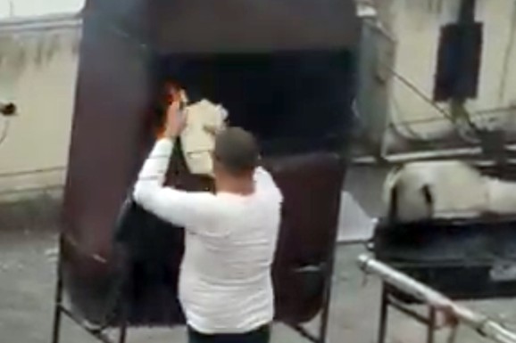 (VIDEO) TRAMP IZ SENKE ZADAO UDARAC "PROPALOJ DRŽAVI" Imali samo 48 sati da nestanu iz OVE zemlje: Sa ambasade hitno skinuta zastava, dokumenti spaljeni