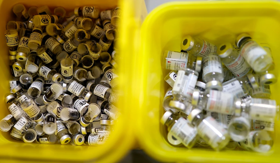 Prazne bočice vakcina Moderne i Fajzera u centru za vakcinaciju u Parizu