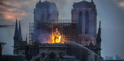 Szok! Robotnicy z Notre Dame palili papierosy na rusztowaniach
