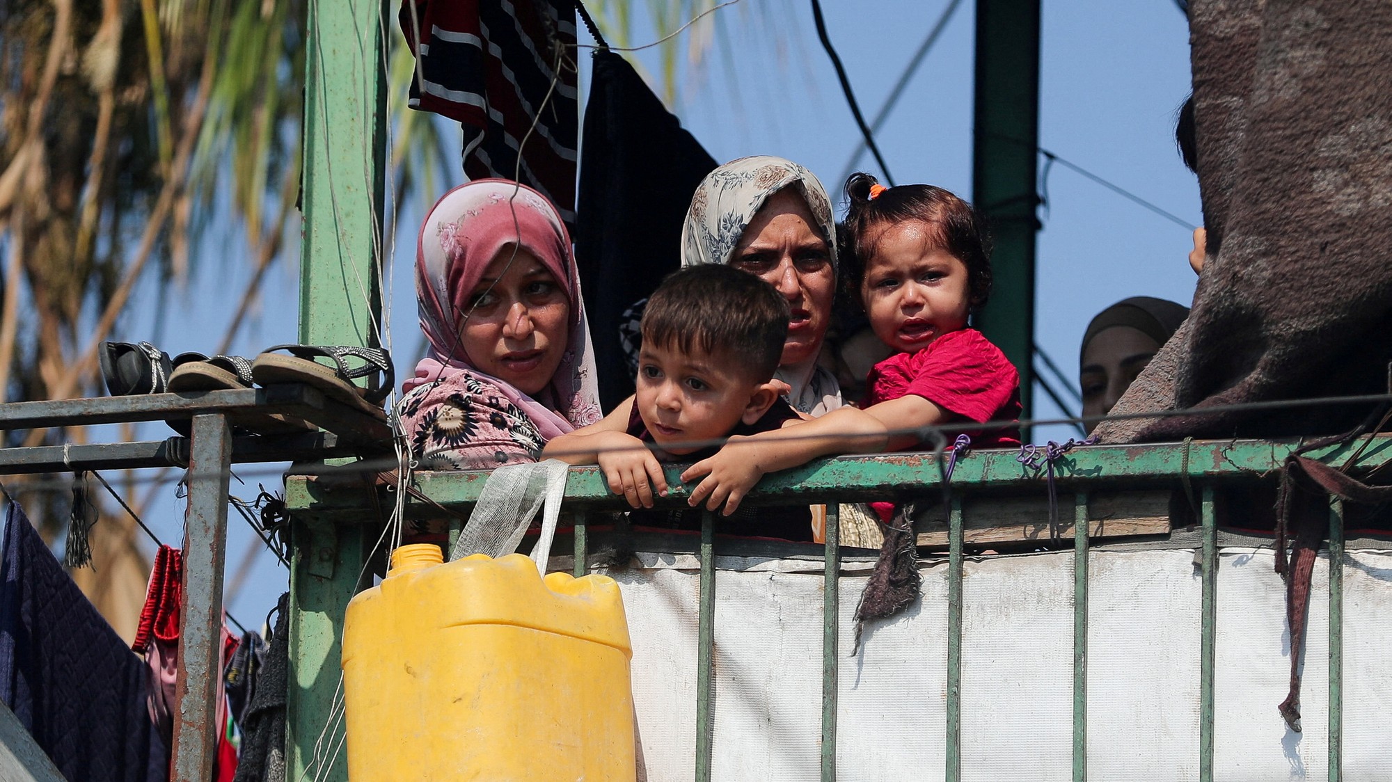 Palestínčania v Pásme Gazy skúmajú škody po izraelskom útoku.