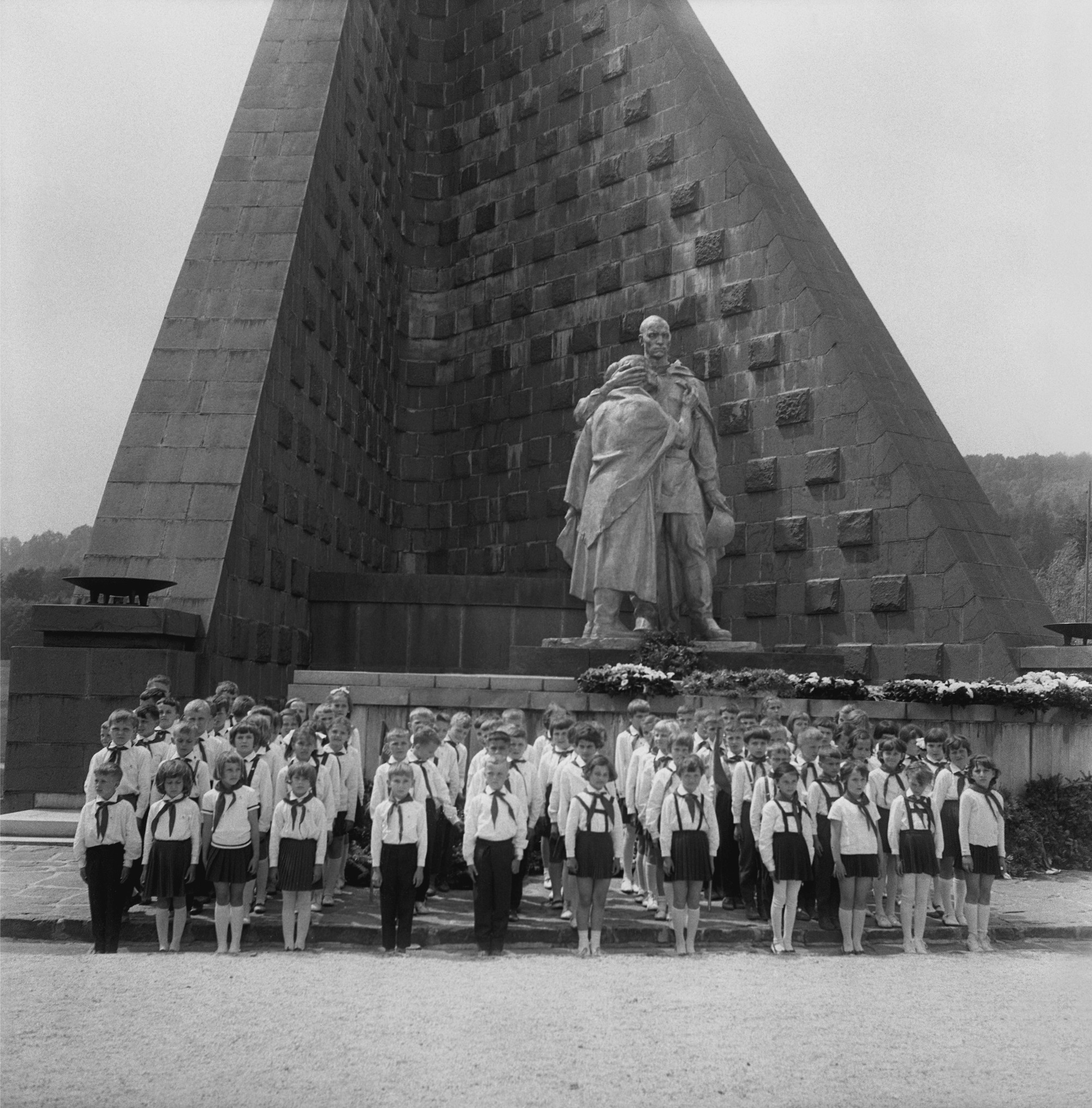 Na archívnej snímke z 18. mája 1967 sľub pionierov na Dukle.