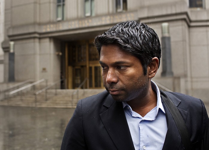 Raj Rajaratnam to założyciel firmy inwestycyjnej Galleon Group. Został skazany na 11 lat więzienia za insider trading, czyli wykorzystywanie poufnych informacji do prowadzenia transakcji finansowych.