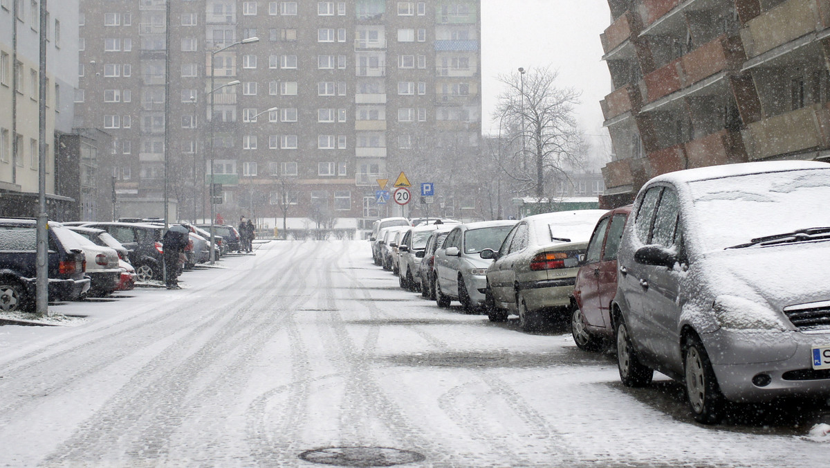 Padający w niedzielne popołudnie śnieg utrudnił warunki na drogach woj. śląskiego; doszło do kilku wypadków i kolizji. Synoptycy wystosowali ostrzeżenie przed spodziewanym zamarzaniem mokrej nawierzchni dróg i chodników.