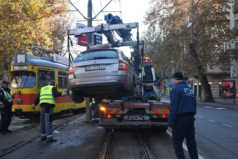 Nadležne službe odnose automobil