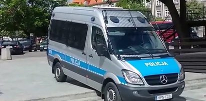 Przez głupotę policjanci rozwalili schody