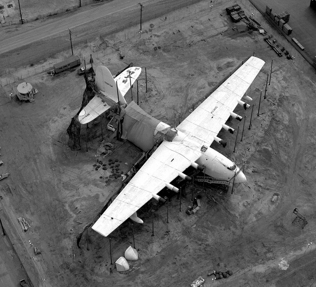 2. Hughes H-4 Hercules, czyli Latający Tartak. W 1924 roku rząd USA zlecił wykonanie ogromnej łodzi latającej, która miałaby rozwiązać problem niemieckich ataków na amerykańskie konwoje przemierzające Atlantyk. Zaprojektowali ją Henry Kaiser i Howard Hughes. Samolot miał być olbrzymi, ale z powodu deficytu metali należało go zbudować z drewna. Konstrukcja przedłużała się tak bardzo, że w jej czasie zdążyła się skończyć wojna. Hughes chciał jednak kontynuować pracę, a w 1947 roku udało mu się odbyć lot próbny. Był to jednak jedyny raz, kiedy maszyna oderwała się od ziemi. Dzieło życia Hughesa pozostało eksponatem, ale do dziś nie powstał samolot o większej rozpiętości skrzydeł. Na podstawie tej historii powstał film „Aviator” Martina Scorsese.