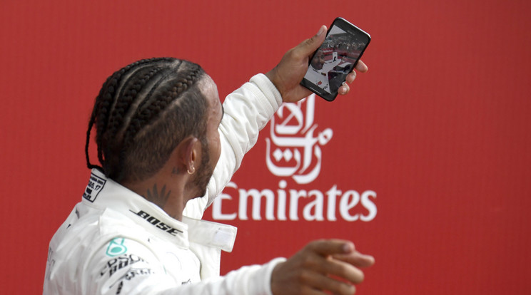 Lewis Hamilton mindenkit meglepett a befont 
hajával, a teljesítménye
viszont a régi volt /Fotó: MTI-AP/Jens Meyer