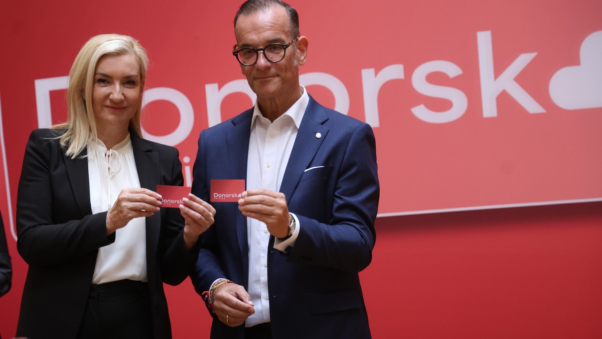 Prof. dr Ivana Stašević Karličić, državni sekretar Ministarstva zdravlja i Ronald Zeliger, Hemofarm sa donorskim karticama