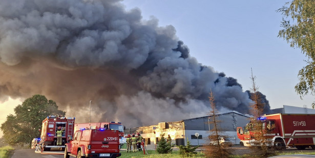 Pożar hali produkcyjnej w Małopolsce. 99 osób ewakuowanych