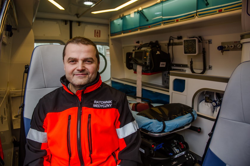 Ratownik medyczny Piotr Nawrot w nowej karetce pogotowia w Gdyni