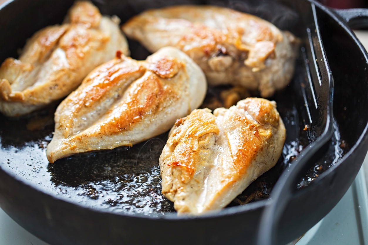 Even on chicken, bacteria can multiply quickly. (illustrative photo)