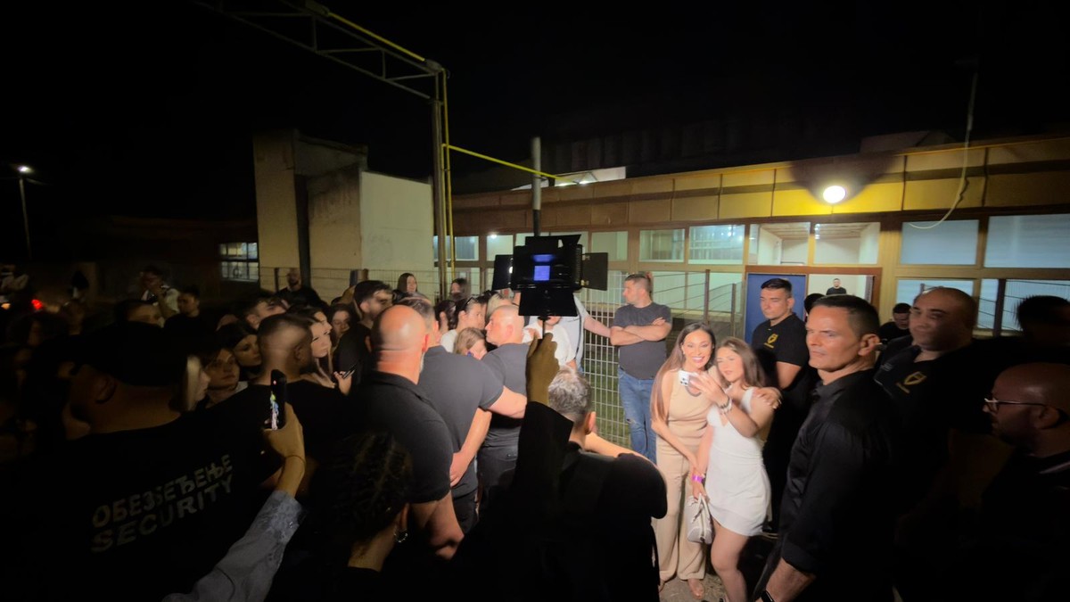 Ceca se slika sa publikom 