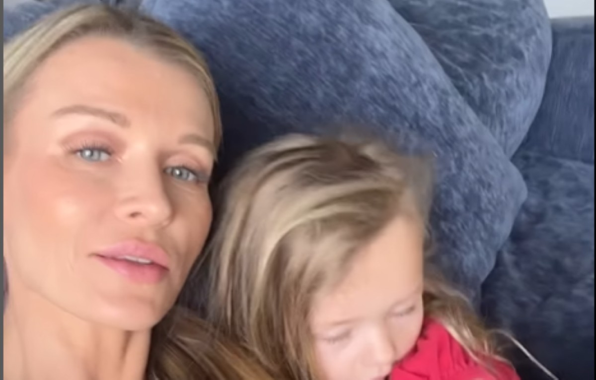 Joanna Krupa uczy 4-letnią Ashę języka polskiego