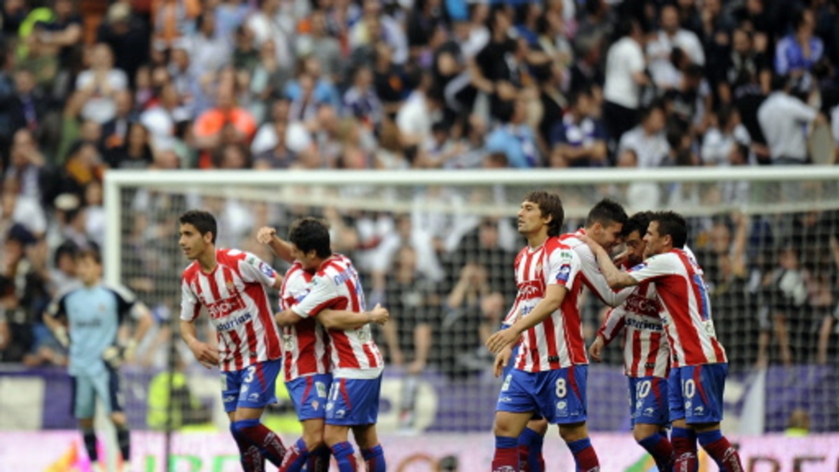 Do sporej niespodzianki doszło w meczu 23. kolejki Primera Division. Atletico Madryt zremisowało 1:1 (1:1) ze Sportingiem Gijon. Villarreal CF przegrał wysoko z Realem Mallorca 0:4 (0:1).