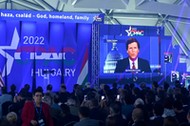 Prowadzący programy telewizyjne konserwatywny komentator Tucker Carlson