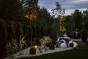 Kameralny ogród w Świbnie - genialnie oświetlony, z uroczą fontanną 