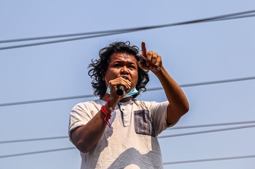 Neimenovani pesnik govori na protestu u martu u Mjanmaru