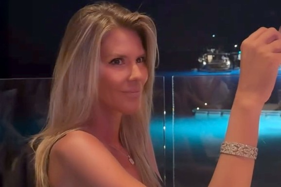 ŽIVI ŽIVOT IZ SNOVA! Prva slika Meline Džinović nakon udaje za MILIONERA (70): Ćerka je snima sa cigaretom, a na ruci sija MASIVNA NARUKVICA